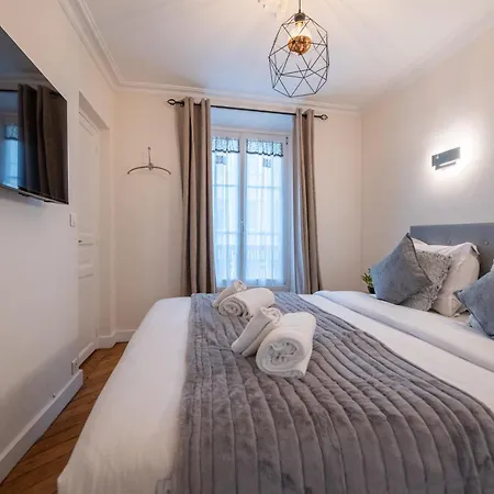 Cia - Rue Du Colisee, Near Champs Elysees * Paris